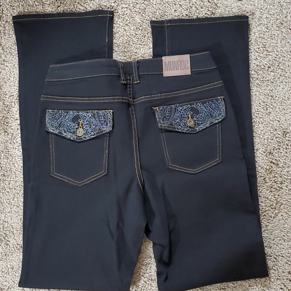 MONROE AND MAIN JEANS👖 - Picture 2 of 3